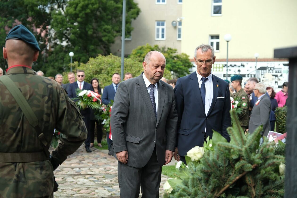  Lublin uczcił 86. rocznicę agresji sowieckiej na Polskę i Dzień Sybiraka (zdjęcie 61) - Autor: DW