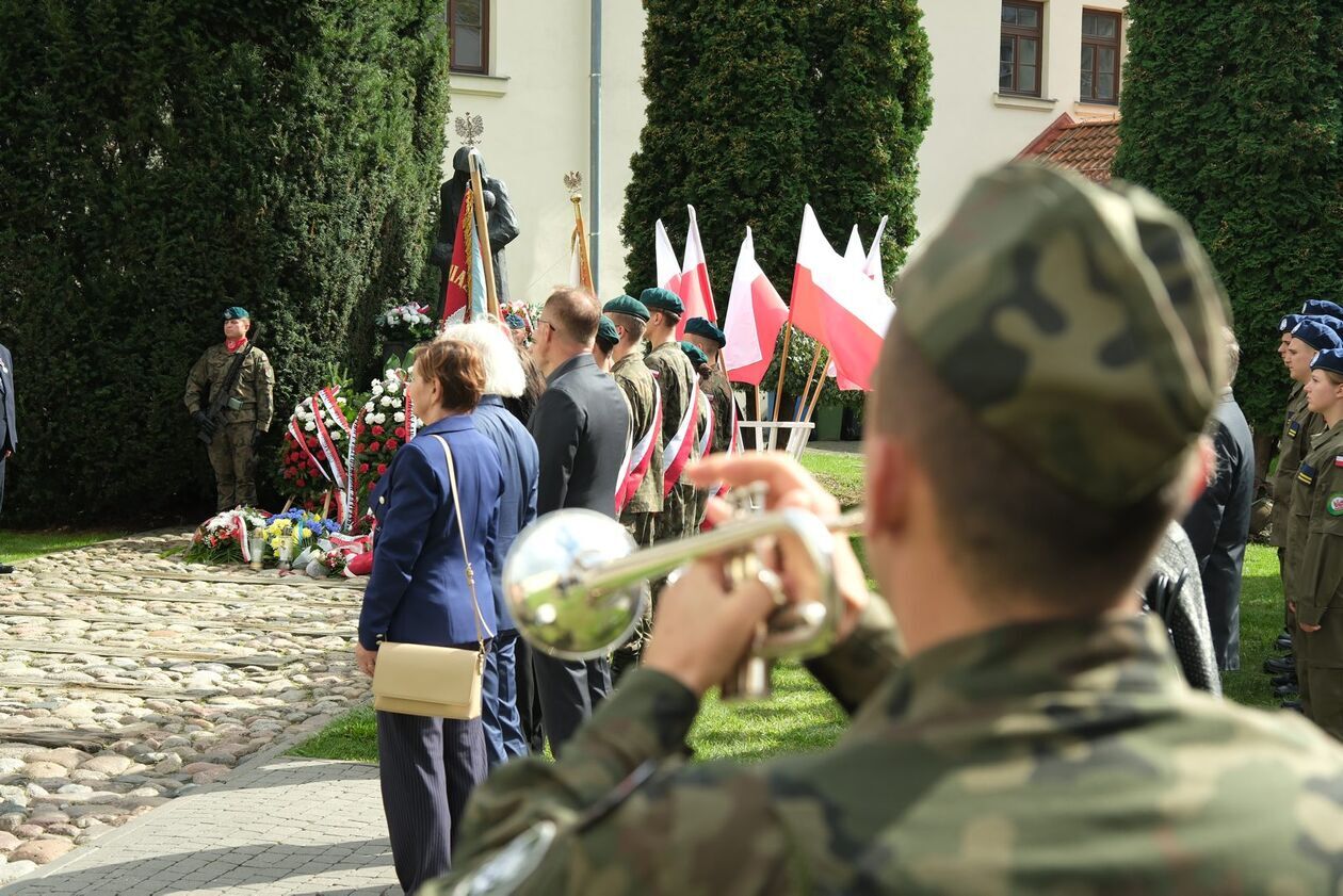  Lublin uczcił 86. rocznicę agresji sowieckiej na Polskę i Dzień Sybiraka (zdjęcie 71) - Autor: DW