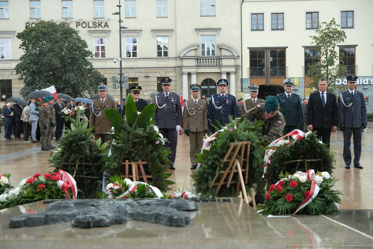  Lublin uczcił 86. rocznicę agresji sowieckiej na Polskę i Dzień Sybiraka (zdjęcie 33) - Autor: DW