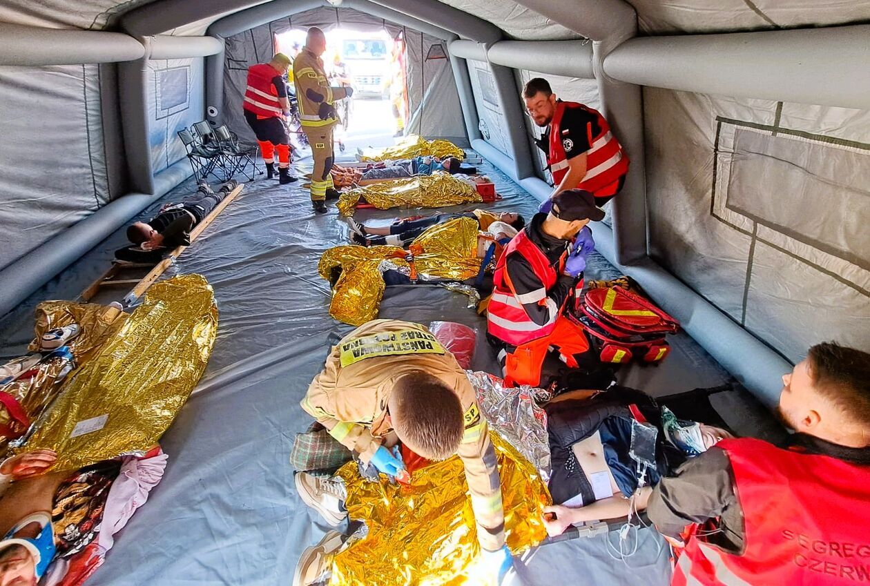  Symulacja wypadku masowego na A2 (zdjęcie 1) - Autor: KM PSP Biała Podlaska, Akademia Bialska