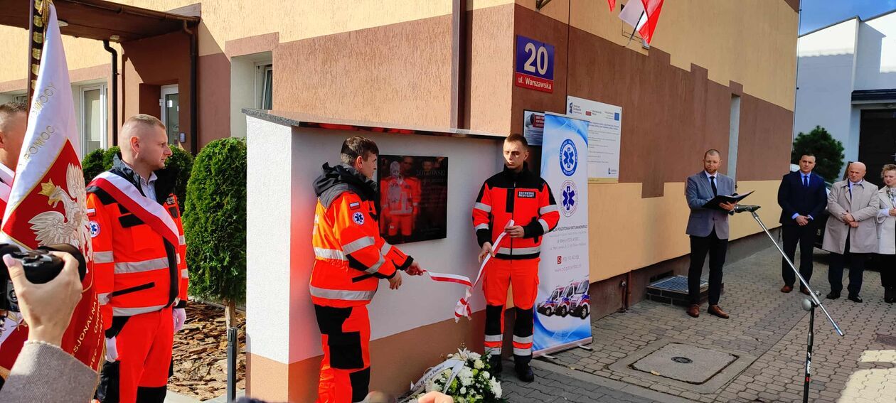 Odsłonięcie tablicy pamiątkowej w bialskim pogotowiu  - Autor: EB