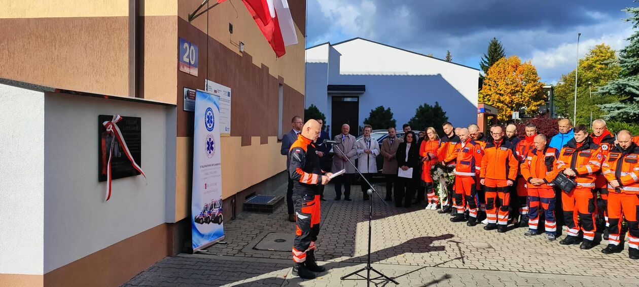  Odsłonięcie tablicy pamiątkowej w bialskim pogotowiu  (zdjęcie 3) - Autor: EB