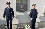 Złożenie kwiatów przy tablicy upamiętniającej dar krwi mieszkańców Zamościa dla Węgrów (zdjęcie 2)