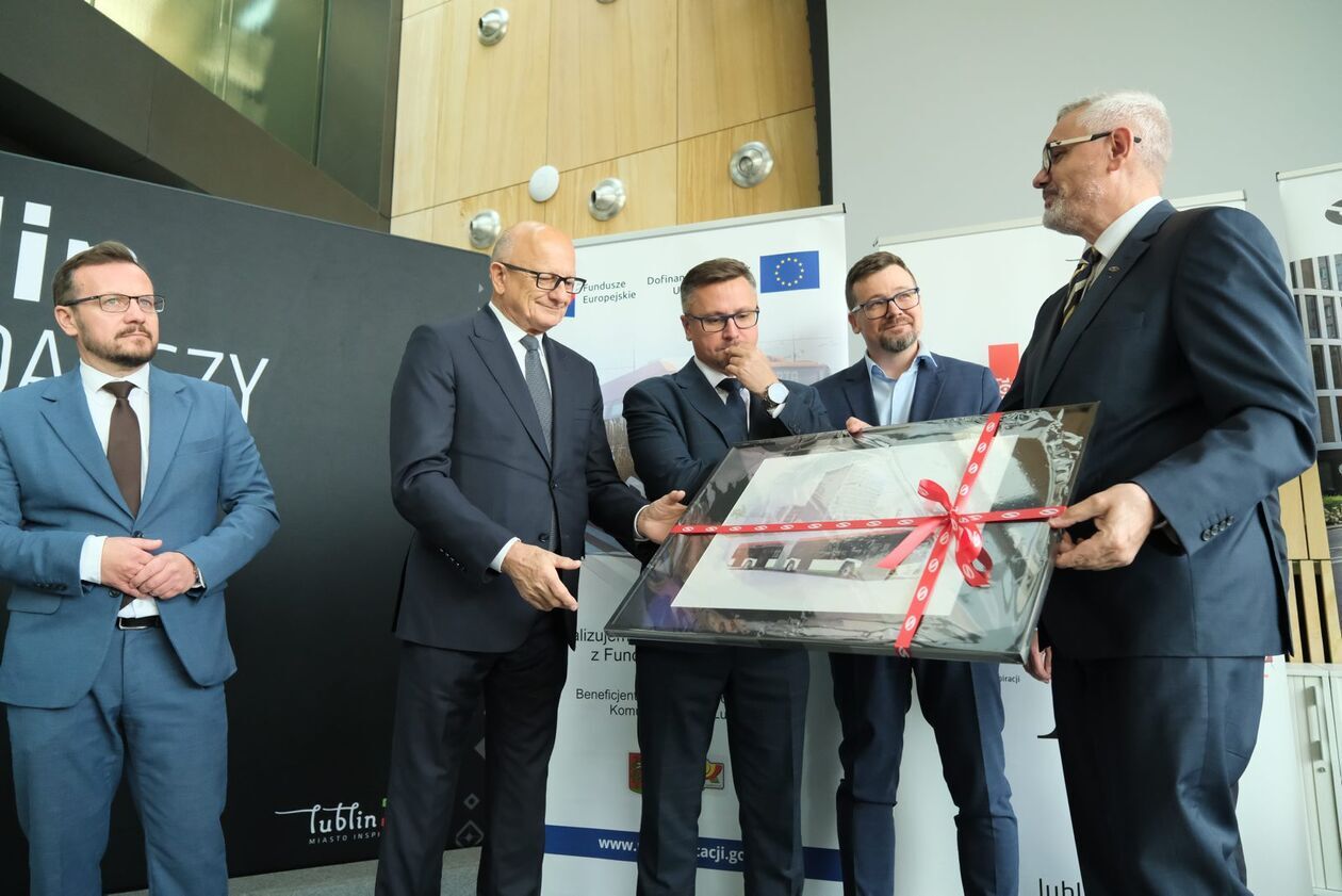 Prezydent Krzysztof Żuk, wiceprezydent Tomasz Fulara, Bogdan Kołciuk z MPK i Krzysztof Musiał z firmy Solaris
