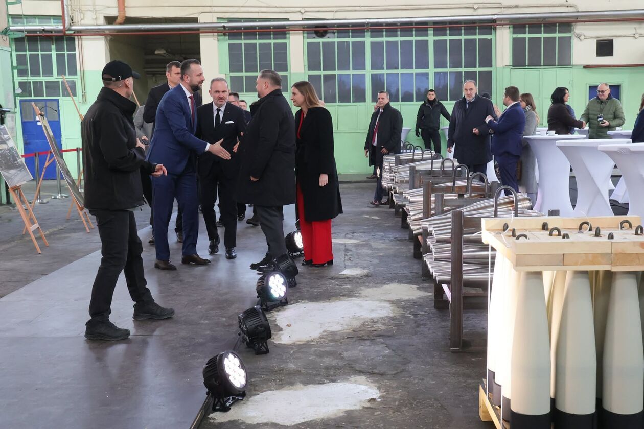  Początek budowy fabryki Mesko w Kraśniku  (zdjęcie 21) - Autor: DW