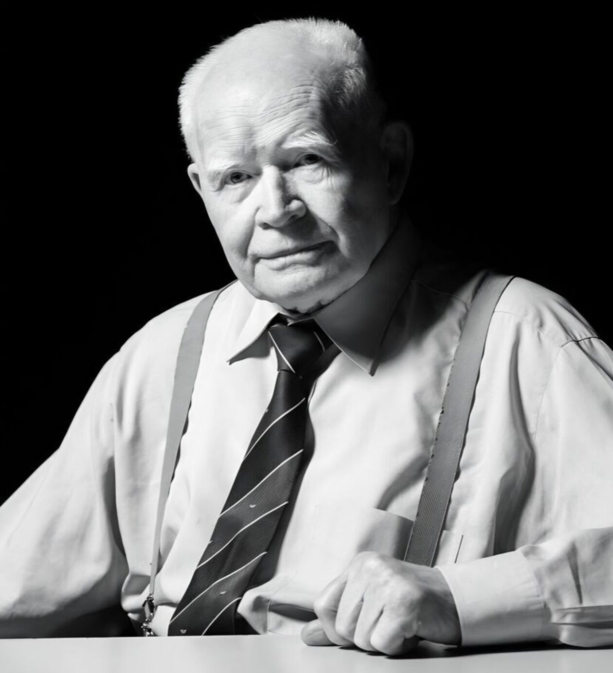  <p class="NormalSrodtytul"><span style="mso-ansi-language: PL;">Prof. Adam Strzembosz</span></p>
<p class="MsoNormal"><span style="mso-ansi-language: PL;">Profesor, wybitny prawnik, naukowiec, sędzia i&nbsp;obrońca praworządności. W&nbsp;PRL sprzeciwiał się autorytaryzmowi, po 1989 r. wsp&oacute;łtworzył demokratyczne sądownictwo. Kawaler Orderu Orła Białego, był m.in. wiceministrem sprawiedliwości w&nbsp;rządzie T. Mazowieckiego. Zmarł 10 października. Miał 95 lat.</span></p>