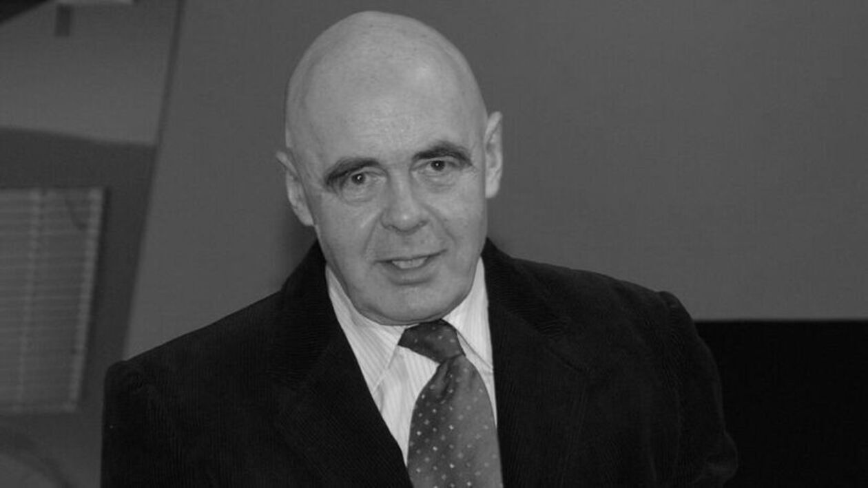  <p class="NormalSrodtytul"><span style="mso-ansi-language: PL;">Stanisław Tym</span></p>
<p class="MsoNormal"><span style="mso-ansi-language: PL;">Aktor, felietonista, satyryk. Znany był z&nbsp;film&oacute;w "Rejs" Marka Piwowskiego oraz wielu komedii Stanisława Barei, z&nbsp;najbardziej rozpoznawalnym "Misiem", a&nbsp;także produkcji innych reżyser&oacute;w, jak "Rozmowy kontrolowane" Sylwestra Chęcińskiego. Autor wielu kultowych tekst&oacute;w kabaretowych. Ostatnia produkcja w&nbsp;jakiej zagrał aktor to "Miasto" z&nbsp;2021 r. Autor licznych felieton&oacute;w, m.in. na łamach tygodnika Polityka. Zmarł <span class="Bold"><span style="border: none;"><span style="border: none;">6 grudnia</span></span></span>, w&nbsp;wieku 87 lat. </span></p>