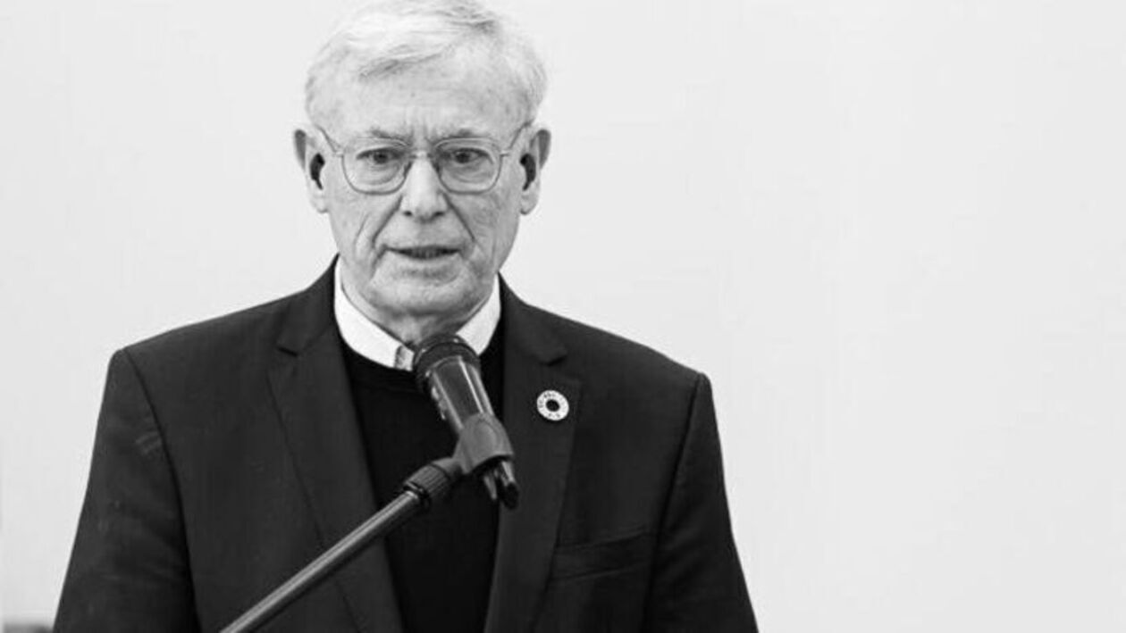  <p class="NormalSrodtytul"><span style="mso-ansi-language: PL;">Horst K&ouml;hler</span></p>
<p class="MsoNormal"><span style="mso-ansi-language: PL;">Był politykiem Unii Chrześcijańsko-Demokratycznej (CDU). Z&nbsp;jej ramienia od lipca 2004 do maja 2010 sprawował urząd prezydenta Republiki Federalnej Niemiec. Nigdy nie ukrywał, że urodził się w&nbsp;Polsce, a&nbsp;konkretnie w&nbsp;Skierbieszowie niedaleko Zamościa. To tutaj z&nbsp;Besarabii, w&nbsp;ramach tzw. Aktion Zamość sprowadzano w&nbsp;latach 1942-1944 do wysiedlanych miejscowości niemieckie rodziny. Rodzice K&ouml;hlera w&nbsp;Skierbieszowie przejęli gospodarstwo J&oacute;zefa Węcławika. Polityk zmarł <span class="Bold"><span style="border: none;"><span style="border: none;">1 lutego</span></span></span> w&nbsp;wieku 81 lat. </span></p>