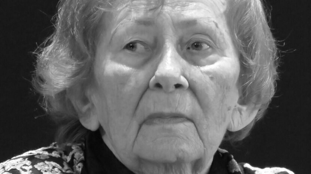  <p class="NormalSrodtytul"><span style="mso-ansi-language: PL;">Urszula Kozioł</span></p>
<p class="MsoNormal"><span style="mso-ansi-language: PL;">Poetka. Laureatka Nagrody Nike. Urodziła się 20 czerwca 193 r. w&nbsp;Rak&oacute;wce w&nbsp;powiecie biłgorajskim. Była starszą siostrą Andrzeja Kozioła, wokalisty grupy VOX.&nbsp;Uczyła się w&nbsp;Zamościu, p&oacute;źniej studiowała we Wrocławiu. Pracowała jako nauczycielka języka polskiego oraz związana była z&nbsp;czasopismami literackimi.&nbsp;</span></p>
<p class="MsoNormal"><span style="mso-ansi-language: PL;">Za sw&oacute;j dorobek literacki zdobyła wiele nagr&oacute;d, m.in.&nbsp;Nagrodę im. Stanisława Piętaka, Nagrodę Fundacji im. Kościelskich, Nagrodę Ministra Kultury i&nbsp;Sztuki. W&nbsp;2002 r. została wyr&oacute;żniona prestiżową niemiecką Nagrodą Literacką im. Eichendorffa jako pierwsza osoba, kt&oacute;ra nie pisała w&nbsp;języku niemieckim. W&nbsp;2024 r. otrzymała nagrodę literacką Nike.&nbsp;Zmarła <span class="Bold"><span style="border: none;"><span style="border: none;">21 lipca</span></span></span> w&nbsp;wieku 94 lat. </span></p>