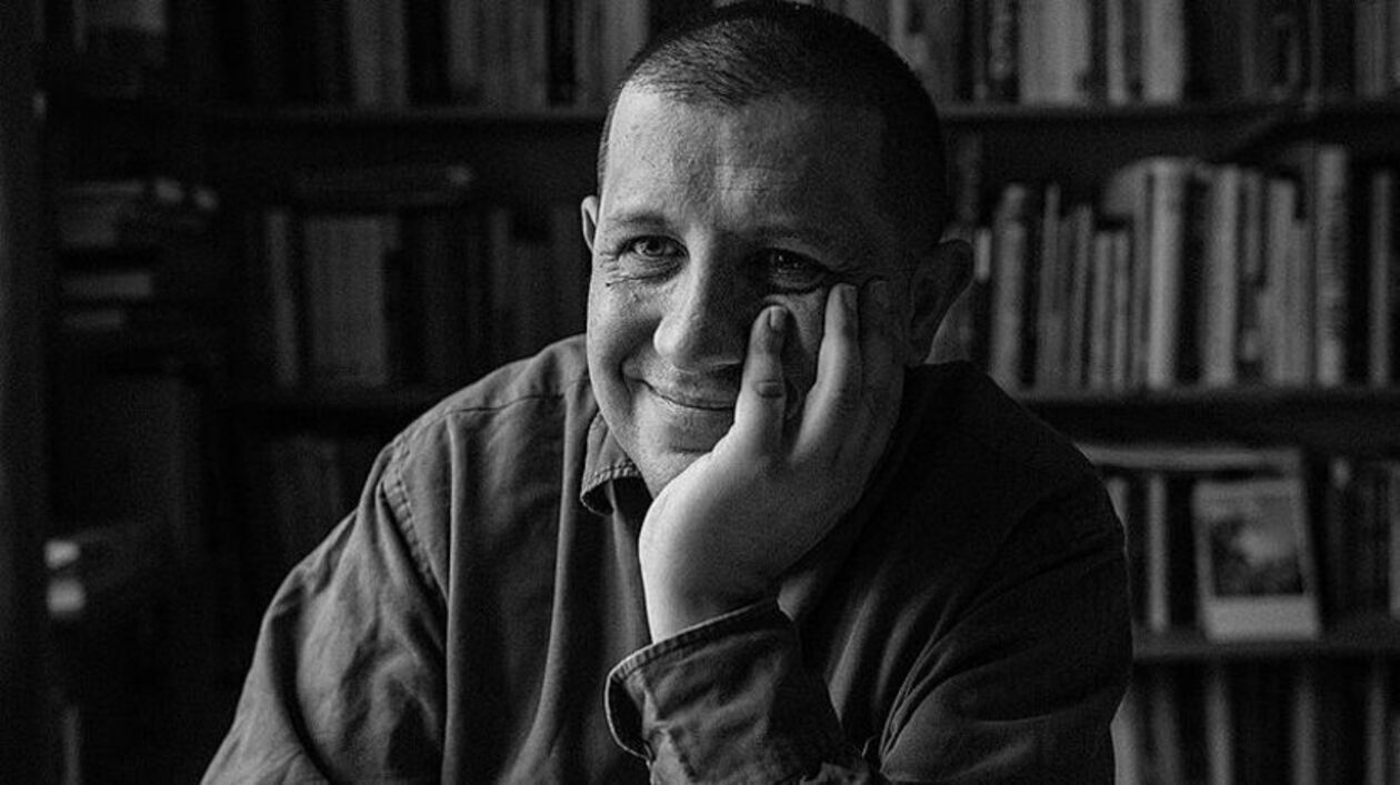  <p class="NormalSrodtytul"><span style="mso-ansi-language: PL;">Marcin Wicha</span></p>
<p class="MsoNormal"><span style="mso-ansi-language: PL;">Projektował okładki, plakaty i&nbsp;znaki graficzne. Przez kilka lat publikował także cotygodniowe rysunkowe komentarze na łamach og&oacute;lnopolskich gazet.Napisał wiele książek dla młodszego czytelnika, m.in.: "Klara. Proszę tego nie czytać" (2011), "Łysol i&nbsp;Strusia. Lekcje niegrzeczności" (2013), "Bolek i&nbsp;Lolek. Genialni detektywi" i&nbsp;"Niezwykła historia Sebastiana Van Pirka" (2018).</span></p>
<p class="MsoNormal"><span style="mso-ansi-language: PL;">Był r&oacute;wnież autorem książek dla dorosłych. Za książkę "Rzeczy, kt&oacute;rych nie wyrzuciłem", autobiograficzną opowieść o&nbsp;żałobie po matce, został uhonorowany Paszportem "Polityki", Nagrodą Literacką "Nike" oraz "Nike" czytelnik&oacute;w, jak i&nbsp;Nagrodą Literacką im. Witolda Gombrowicza. Zmarł <span class="Bold"><span style="border: none;"><span style="border: none;">25 stycznia</span></span></span> w&nbsp;wieku 53 lat. </span></p>