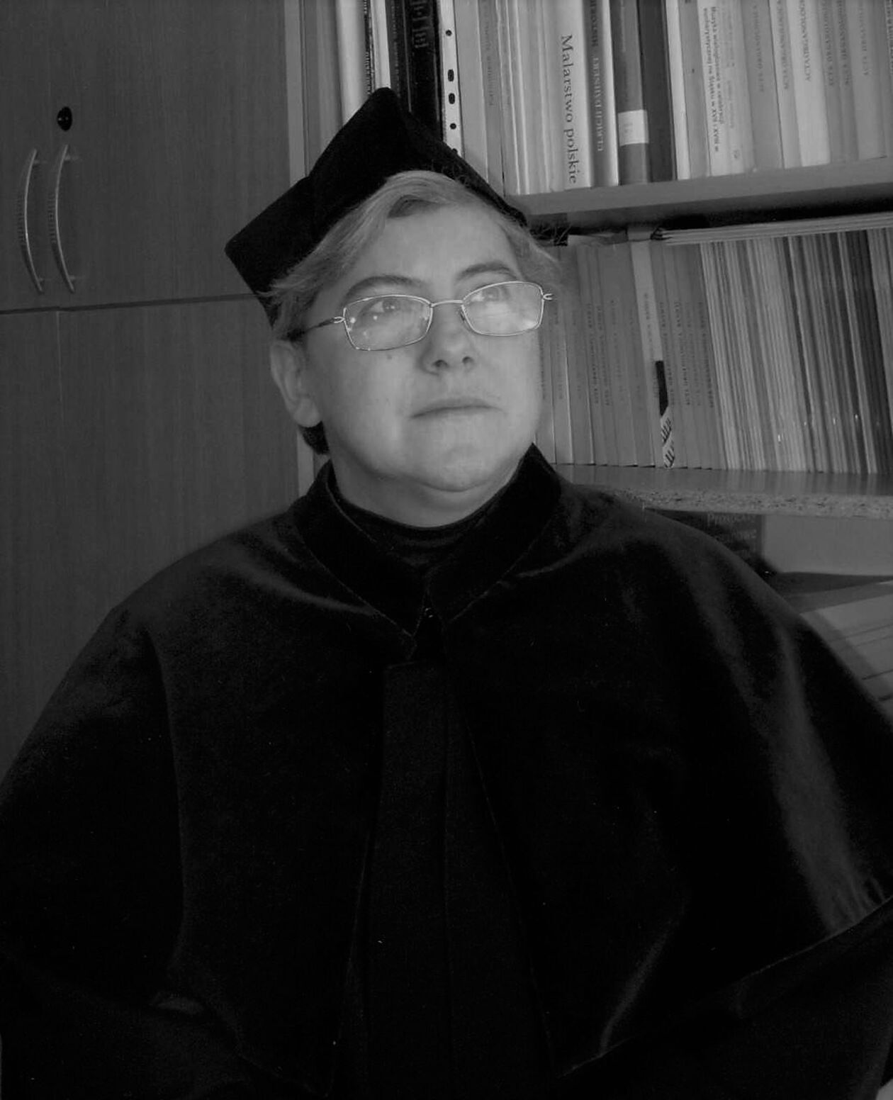  <p class="NormalSrodtytul"><span style="mso-ansi-language: PL;">Dr hab. Maria Szymanowicz</span></p>
<p class="MsoNormal"><span style="mso-ansi-language: PL;">Była profesorem Katolickiego Uniwersytetu Lubelskiego, specjalizującym się w&nbsp;muzykologii. Zmarła <span class="Bold"><span style="border: none;"><span style="border: none;">3 grudnia</span></span></span>, w&nbsp;wieku 69 lat.</span></p>