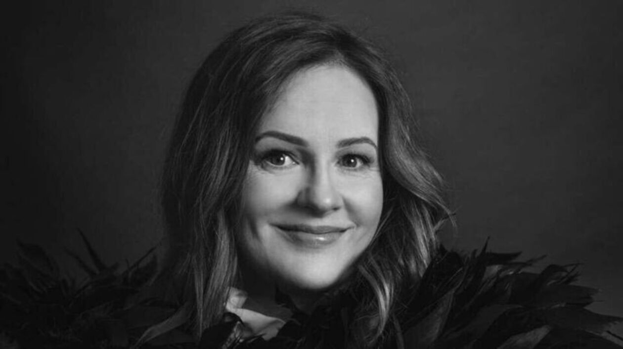  <p class="NormalSrodtytul"><span style="mso-ansi-language: PL;">Joanna Kołaczkowska</span></p>
<p class="MsoNormal"><span style="mso-ansi-language: PL;">W latach 1988&ndash;1989 występowała w&nbsp;kabarecie Drugi Garnitur, następnie w&nbsp;kabarecie Potem. W&nbsp;kabarecie Hrabi występowała od 2002 r. Była założycielką niezależnej wytw&oacute;rni filmowej A&rsquo;Yoy. Występowała też m.in. na scenie Teatru Polonia w&nbsp;Warszawie. Artystka zmagała się z&nbsp;chorobą nowotworową. Zmarła <span class="Bold"><span style="border: none;"><span style="border: none;">17 lipca</span></span></span> w&nbsp;wieku 59 lat. </span></p>