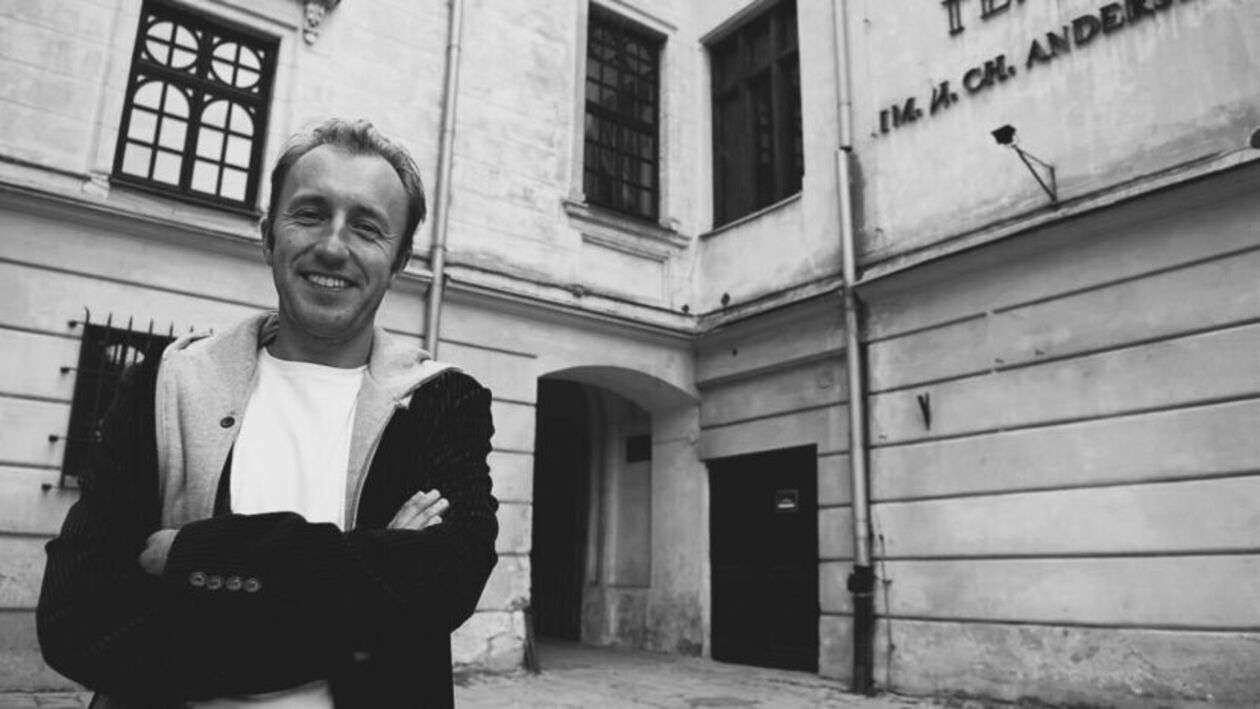  <p class="NormalSrodtytul"><span style="mso-ansi-language: PL;">Arkadiusz Klucznik</span></p>
<p class="MsoNormal"><span style="mso-ansi-language: PL;">Dyrektor lubelskiego Teatru Andersena w&nbsp;latach 2007-17. Reżyser, aktor i&nbsp;pedagog. Absolwent Wydziału Lalkarskiego PWST we Wrocławiu (specjalizacja: aktorstwo), Wydziału Sztuki Lalkarskiej PWST w&nbsp;Białymstoku (specjalizacja: reżyseria) oraz Podyplomowego Studium &bdquo;Marketing w&nbsp;Kulturze&rdquo; Akademii Ekonomicznej we Wrocławiu. Miał na swoim koncie 56 reżyserii teatralnych w&nbsp;teatrach w&nbsp;Warszawie, Katowicach, Krakowie, Rabce, Lublinie, Kielcach, Zielonej G&oacute;rze, Szczecinie, Wałbrzychu, Gdańsku, Rzeszowie, Łodzi, Będzinie, Lublinie oraz za granicą &ndash;&nbsp;w&nbsp;Turcji (Izmir), Słowacji (Trnava) Finlandii (Kangasala, Joensuu, Iisalmi). Zmarł 8 kwietnia.</span></p>