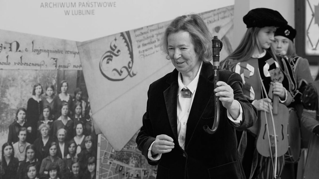  <p class="NormalSrodtytul"><span style="mso-ansi-language: PL;">Danuta Danielewicz</span></p>
<p class="MsoNormal"><span style="mso-ansi-language: PL;">Wybitna postać życia kulturalnego Poniatowej. Urodzona w&nbsp;1950 r. Wieloletni pedagog i&nbsp;dyrektor Ogniska Pracy Pozaszkolnej. Jej dzieło to stworzenie znanych i&nbsp;cenionych poza regionem (r&oacute;wnież poza granicami Polski) ch&oacute;ru &bdquo;Szczygiełki&rdquo; i&nbsp;zespołu &bdquo;Scholares Minores pro Musica Antiqua&rdquo;.</span></p>