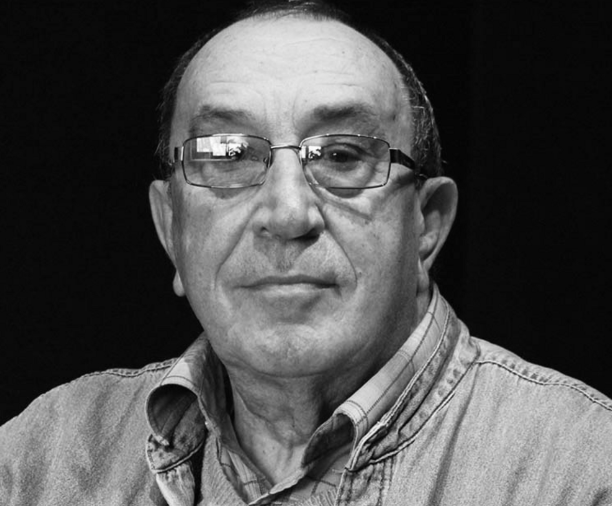  <p class="NormalSrodtytul"><span style="mso-ansi-language: PL;">Andrzej Żołnierowicz</span></p>
<p class="MsoNormal"><span style="mso-ansi-language: PL;">Nauczyciel, działacz sportowy &ndash;&nbsp;wieloletni przewodniczący lubelskiego Szkolnego Związku Sportowego. Pasjonat historii lubelskiego sportu. Najbardziej związany z&nbsp;piłka ręczną. Przyczynił się do przekształcenia Młodzieżowego Klubu Sportowego w&nbsp;silny, profesjonalny ligowy zesp&oacute;ł lubelskich piłkarek ręcznych, do dziś będący sportową wizyt&oacute;wka Lublina i&nbsp;regionu. W&nbsp;młodości muzyk i&nbsp;wokalista. Grał m.in. w&nbsp;popularnych lubelskich zespołach: Wesoła Dziewiątka, Bezimienni i&nbsp;Minstrele. Pochodził z&nbsp;usportowionyej rodziny &ndash;&nbsp;był młodszym bratem Stanisława, jednego z&nbsp;najpopularniejszych piłkarzy Lublinianki w&nbsp;latach pięćdziesiątych i&nbsp;Wojciecha, r&oacute;wnież reprezentującego piłkarski klub z&nbsp;Wieniawy.</span></p>
<p class="MsoNormal"><span style="mso-ansi-language: PL;">Zmarł 20 czerwca w&nbsp;wieku 81 lat.</span></p>