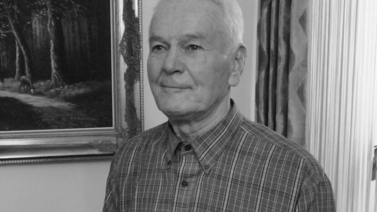  <p class="NormalSrodtytul"><span style="mso-ansi-language: PL;">Tadeusz Rysak</span></p>
<p class="MsoNormal"><span style="mso-ansi-language: PL;">Były piłkarz i&nbsp;szkoleniowiec m.in. Ruchu Izbica i&nbsp;Hetmana Zamość. Najdłużej wsp&oacute;łpracował z&nbsp;klubem z&nbsp;Izbicy, nie tylko jako trener, ale r&oacute;wnież zawodnik. Podczas jubileuszu 90-lecia Ruchu został odznaczony medalem oraz Tytułem Honorowego Członka GKS Ruch Izbica, a&nbsp;podczas Gali 40-lecia Chełmskiegio OZPN, otrzymał medal 90-lecia LZPN. W&nbsp;2021 r. przyznano mu natomiast Złotą Odznaką Honorową GKS Ruch Izbica oraz Medalem Zasłużony dla Gminy Izbica. Jako zawodnik wzmacniał swoim talentem r&oacute;wnież inne drużyny w&nbsp;Lubelskiem, np. Avię Świdnik. Z&nbsp;Ł&oacute;dzkim KS wywalczył w&nbsp;1953 r. wicemistrzostwo Polski junior&oacute;w. Zmarł <span class="Bold"><span style="border: none;"><span style="border: none;">17 listop</span></span></span><span class="Bold"><span style="border: none;"><span style="border: none;">a</span></span></span><span class="Bold"><span style="border: none;"><span style="border: none;">da</span></span></span> w&nbsp;wieku 88 lat.</span></p>