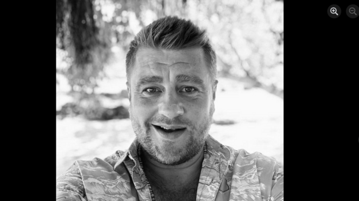  <p class="NormalSrodtytul"><span style="mso-ansi-language: PL;">Tomasz Jakubiak</span></p>
<p class="MsoNormal"><span style="mso-ansi-language: PL;">Kucharz, juror Masterchefa i&nbsp;Masterchefa Juniora. Zmagał się z&nbsp;rzadką odmianą raka o&nbsp;czym poinformował publicznie jesienią 2024 r. . Szanse na wyleczenie dawały mu terapie w&nbsp;Izraelu oraz Atenach. Zmarł <span class="Bold"><span style="border: none;"><span style="border: none;">30 kwietnia</span></span></span> w&nbsp;wieku 41 lat. </span></p>