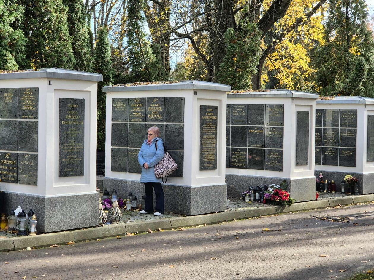  Cmentarz od ulicy Białej - przygotowania do Wszystkich Świętych (zdjęcie 11) - Autor: DW