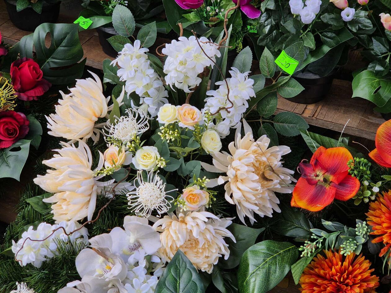  Cmentarz od ulicy Białej - przygotowania do Wszystkich Świętych (zdjęcie 7) - Autor: DW