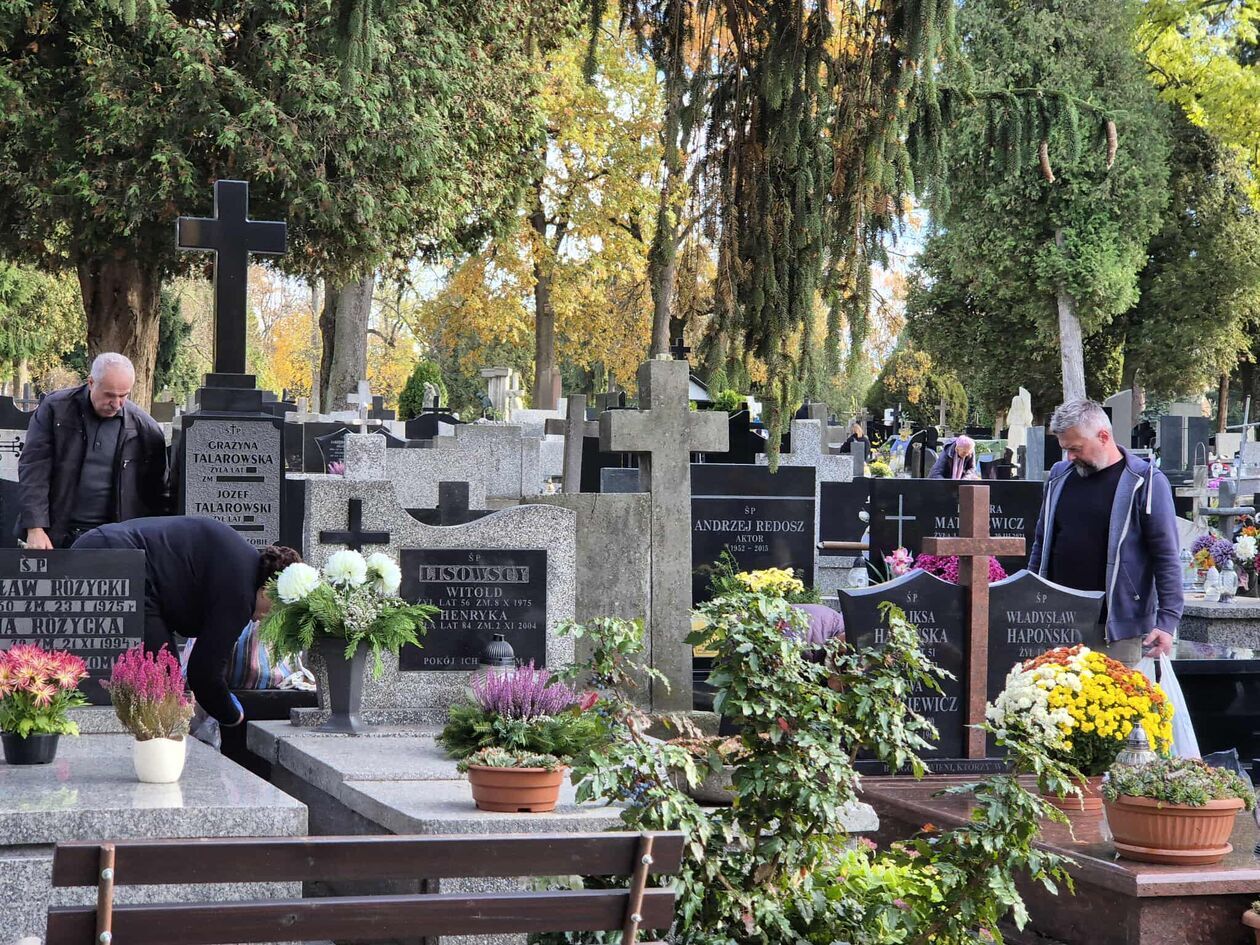 Cmentarz od ulicy Białej - przygotowania do Wszystkich Świętych - Autor: DW