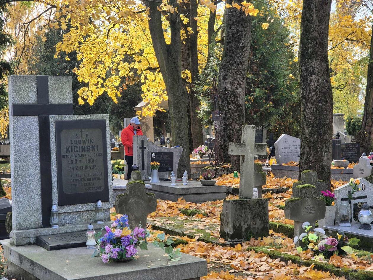  Cmentarz od ulicy Białej - przygotowania do Wszystkich Świętych (zdjęcie 16) - Autor: DW