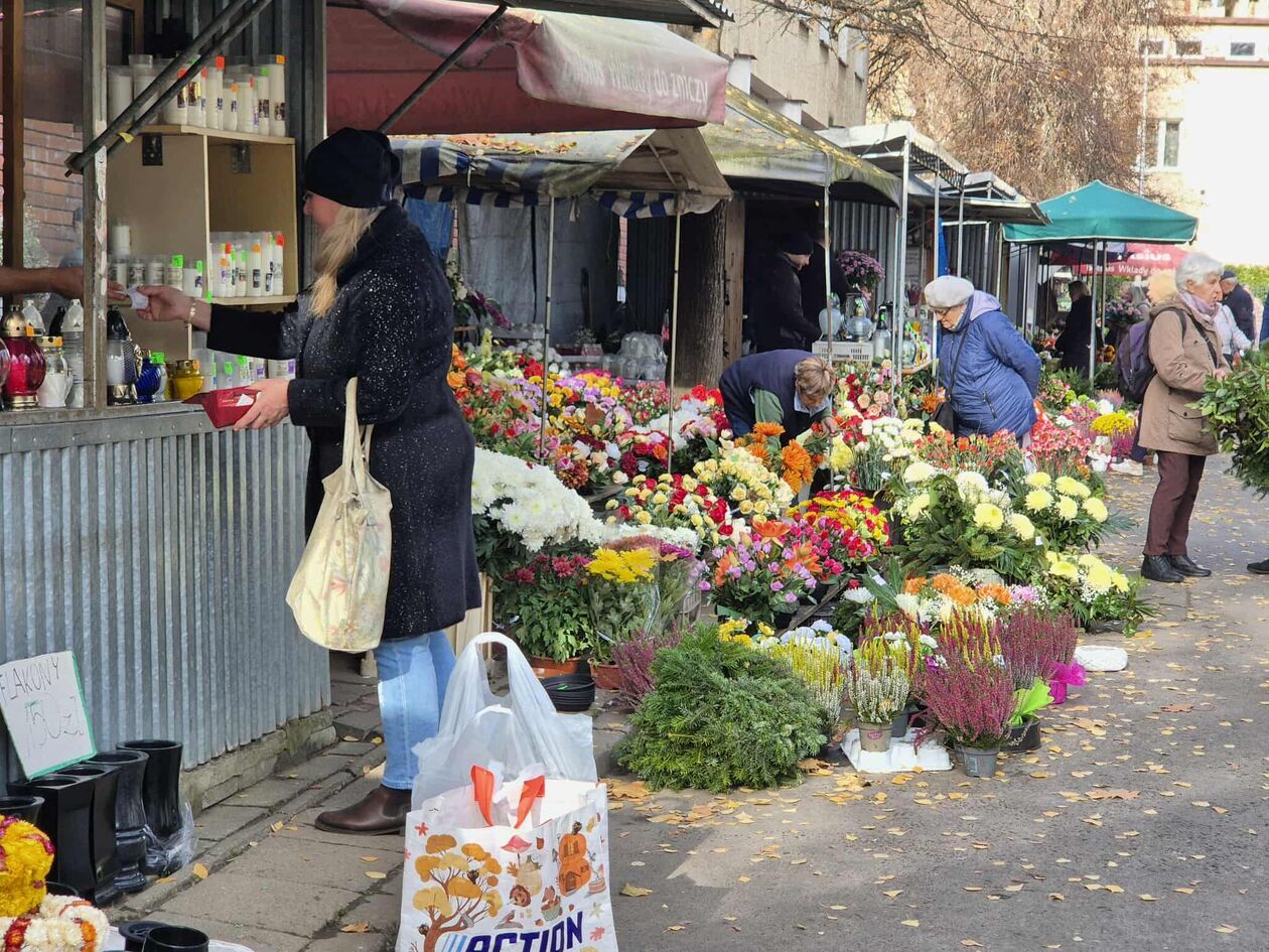  Cmentarz od ulicy Białej - przygotowania do Wszystkich Świętych (zdjęcie 10) - Autor: DW