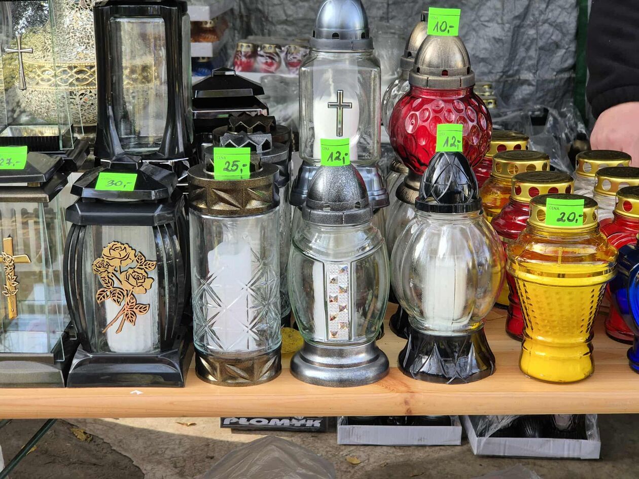  Cmentarz od ulicy Białej - przygotowania do Wszystkich Świętych (zdjęcie 6) - Autor: DW