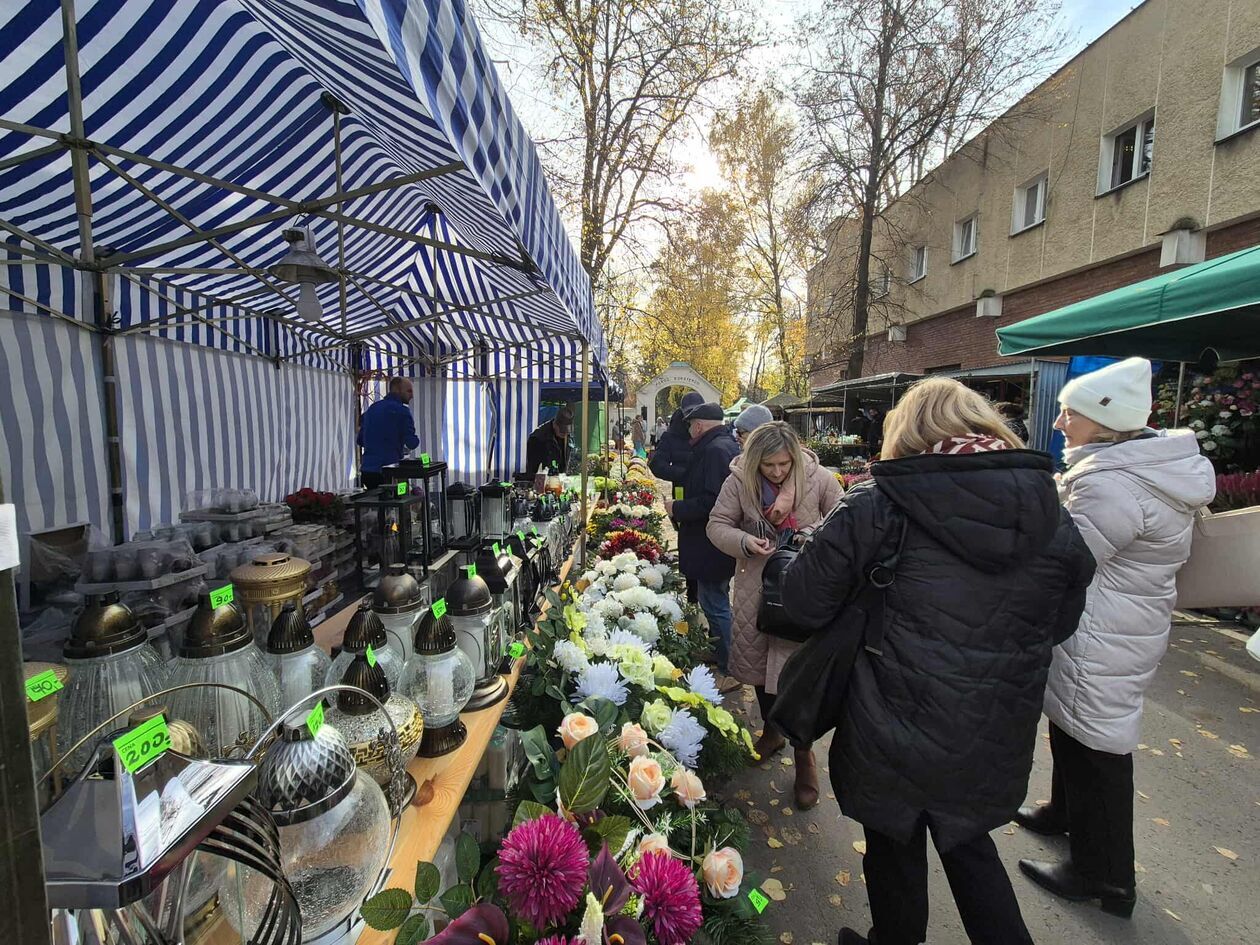  Cmentarz od ulicy Białej - przygotowania do Wszystkich Świętych (zdjęcie 2) - Autor: DW