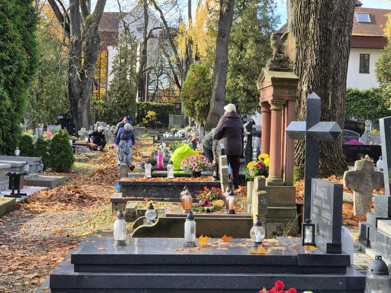  Cmentarz od ulicy Białej - przygotowania do Wszystkich Świętych (zdjęcie 12) - Autor: DW