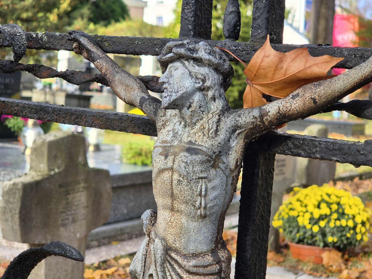  Cmentarz od ulicy Białej - przygotowania do Wszystkich Świętych (zdjęcie 14) - Autor: DW