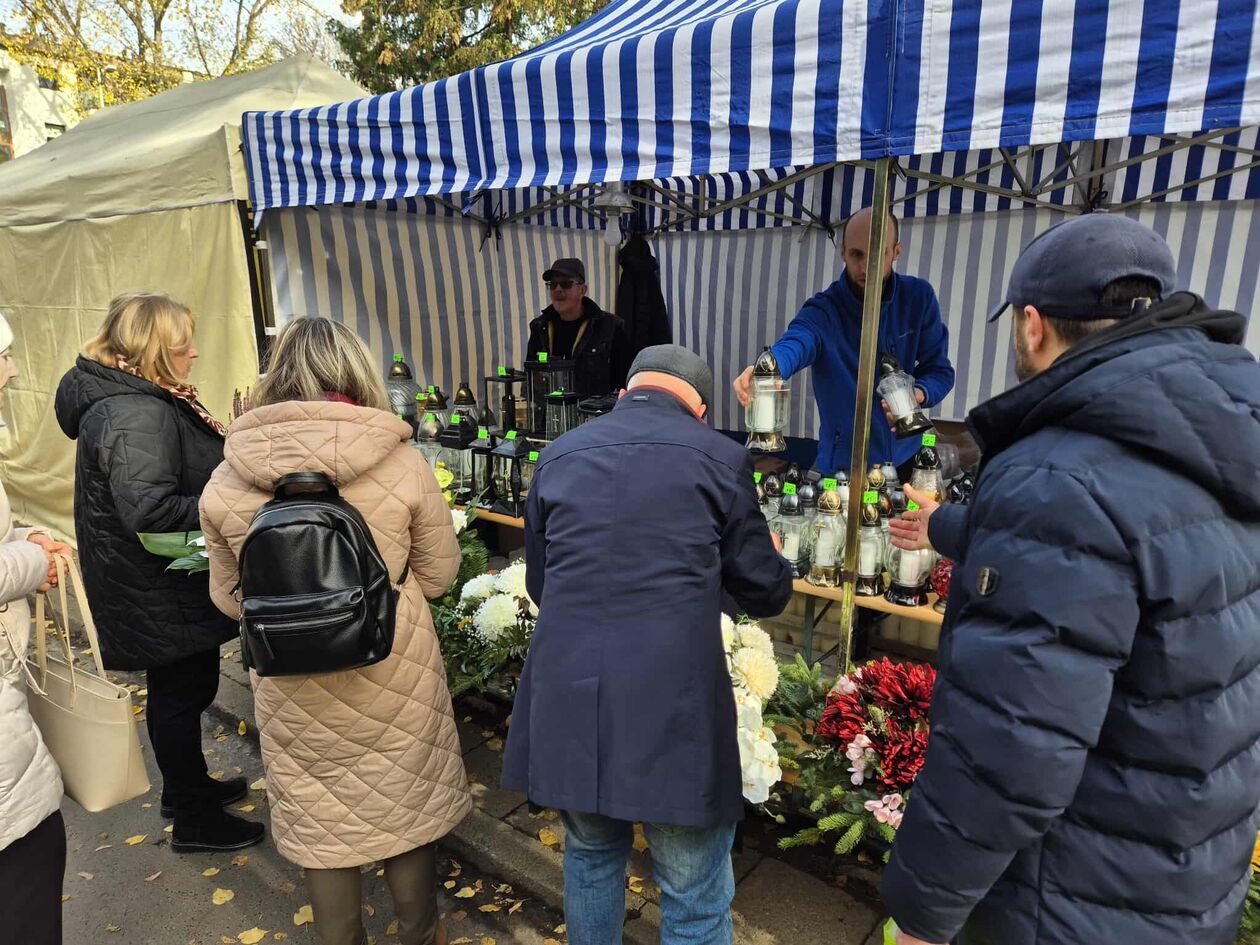  Cmentarz od ulicy Białej - przygotowania do Wszystkich Świętych (zdjęcie 5) - Autor: DW