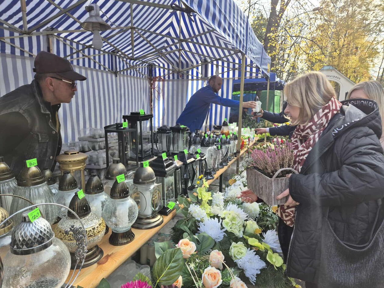 Cmentarz od ulicy Białej - przygotowania do Wszystkich Świętych (zdjęcie 4) - Autor: DW