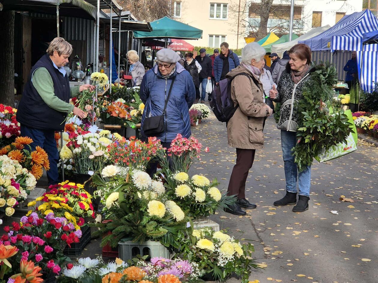  Cmentarz od ulicy Białej - przygotowania do Wszystkich Świętych (zdjęcie 9) - Autor: DW