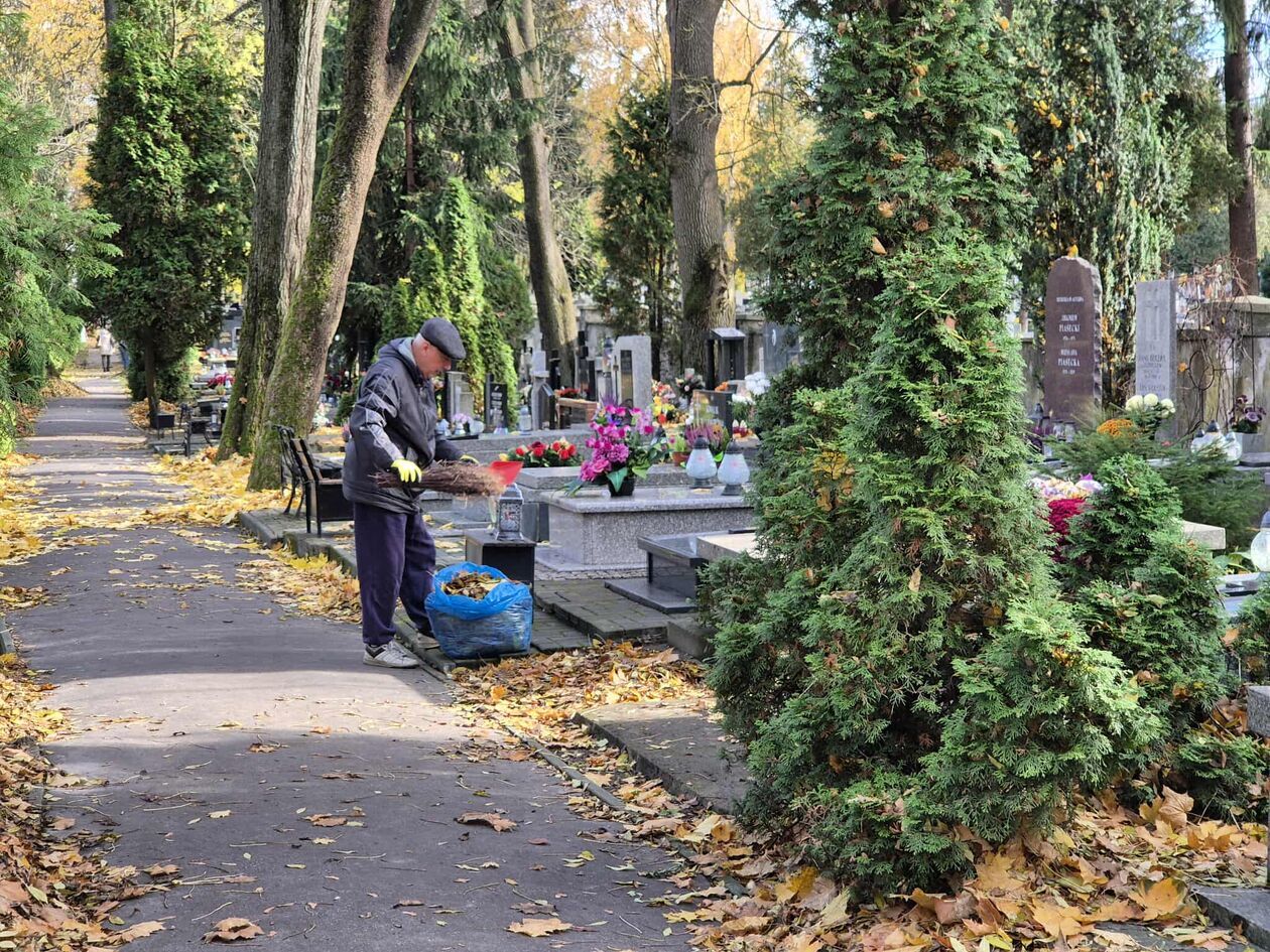  Cmentarz od ulicy Białej - przygotowania do Wszystkich Świętych (zdjęcie 15) - Autor: DW