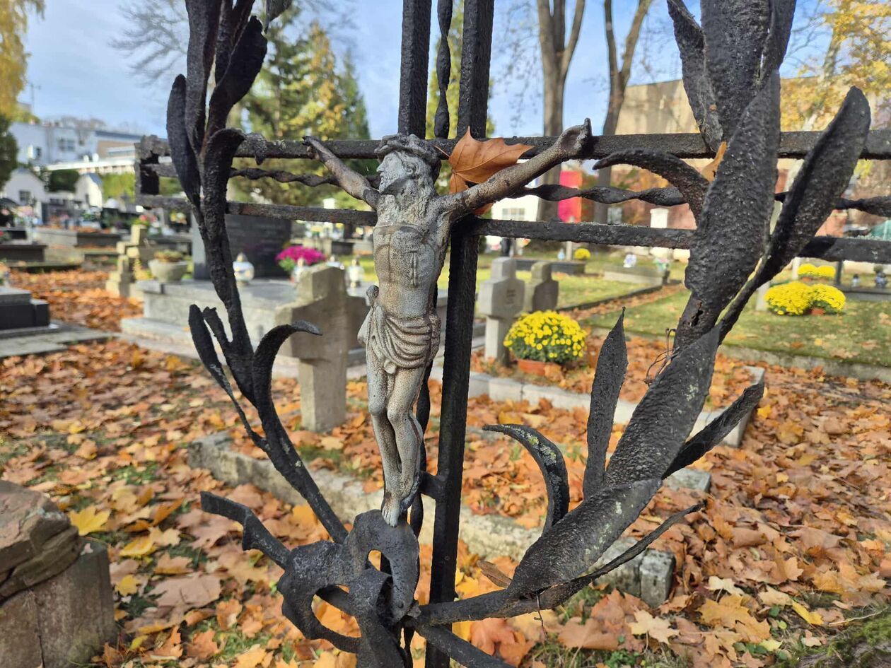  Cmentarz od ulicy Białej - przygotowania do Wszystkich Świętych (zdjęcie 13) - Autor: DW