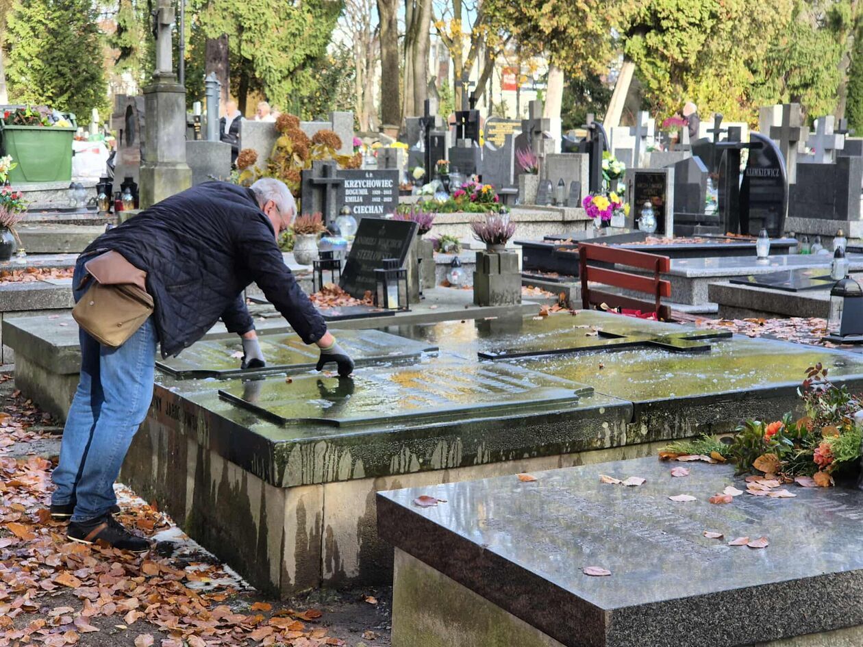  Cmentarz od ulicy Białej - przygotowania do Wszystkich Świętych  - Autor: DW