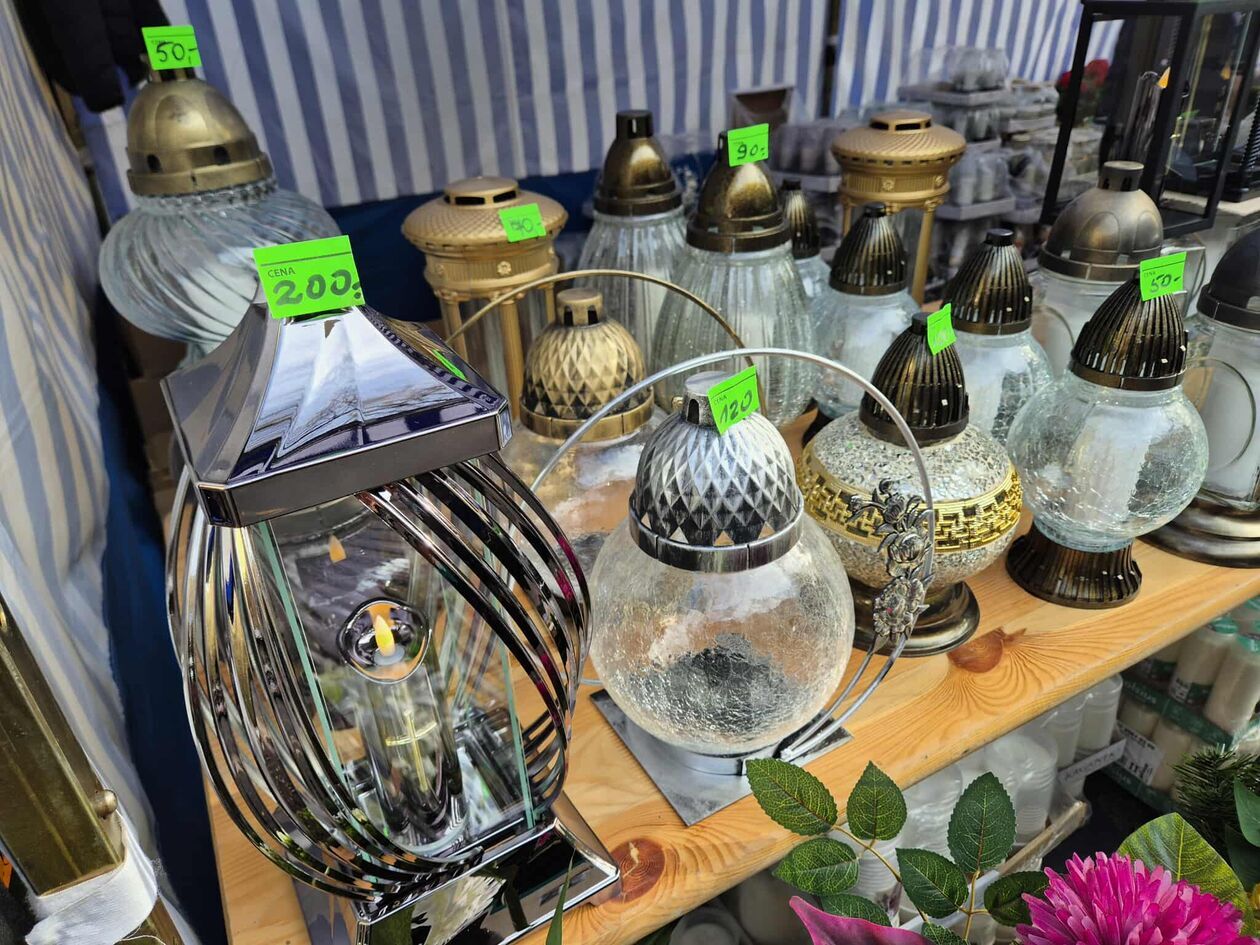  Cmentarz od ulicy Białej - przygotowania do Wszystkich Świętych (zdjęcie 3) - Autor: DW