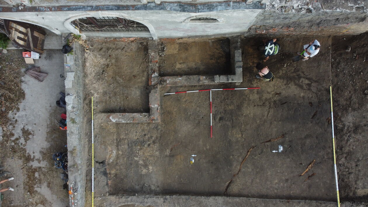  Prace archeologiczne pod Arkadami  - Autor: dr Rafał Niedźwiadek - Insytut Archeologii UMCS