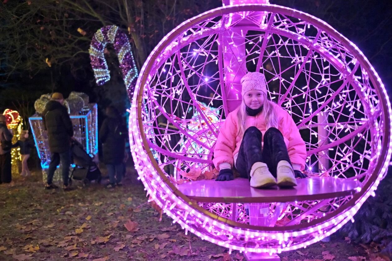  Alicja i biały królik biegają po Lumina Park (zdjęcie 13) - Autor: DW
