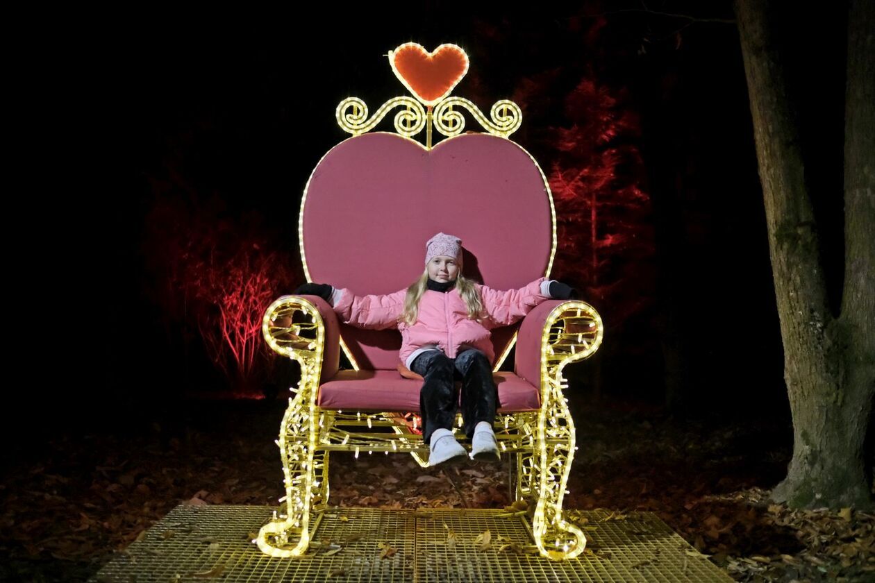  Alicja i biały królik biegają po Lumina Park (zdjęcie 24) - Autor: DW