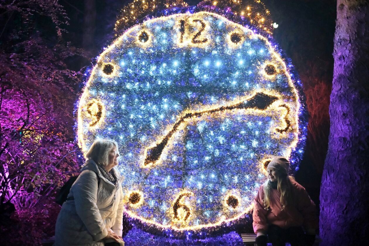  Alicja i biały królik biegają po Lumina Park (zdjęcie 1) - Autor: DW