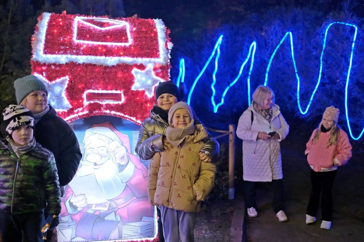  Alicja i biały królik biegają po Lumina Park (zdjęcie 12) - Autor: DW