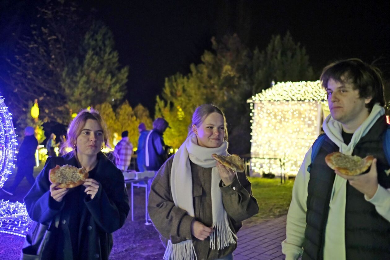 Alicja i biały królik biegają po Lumina Park