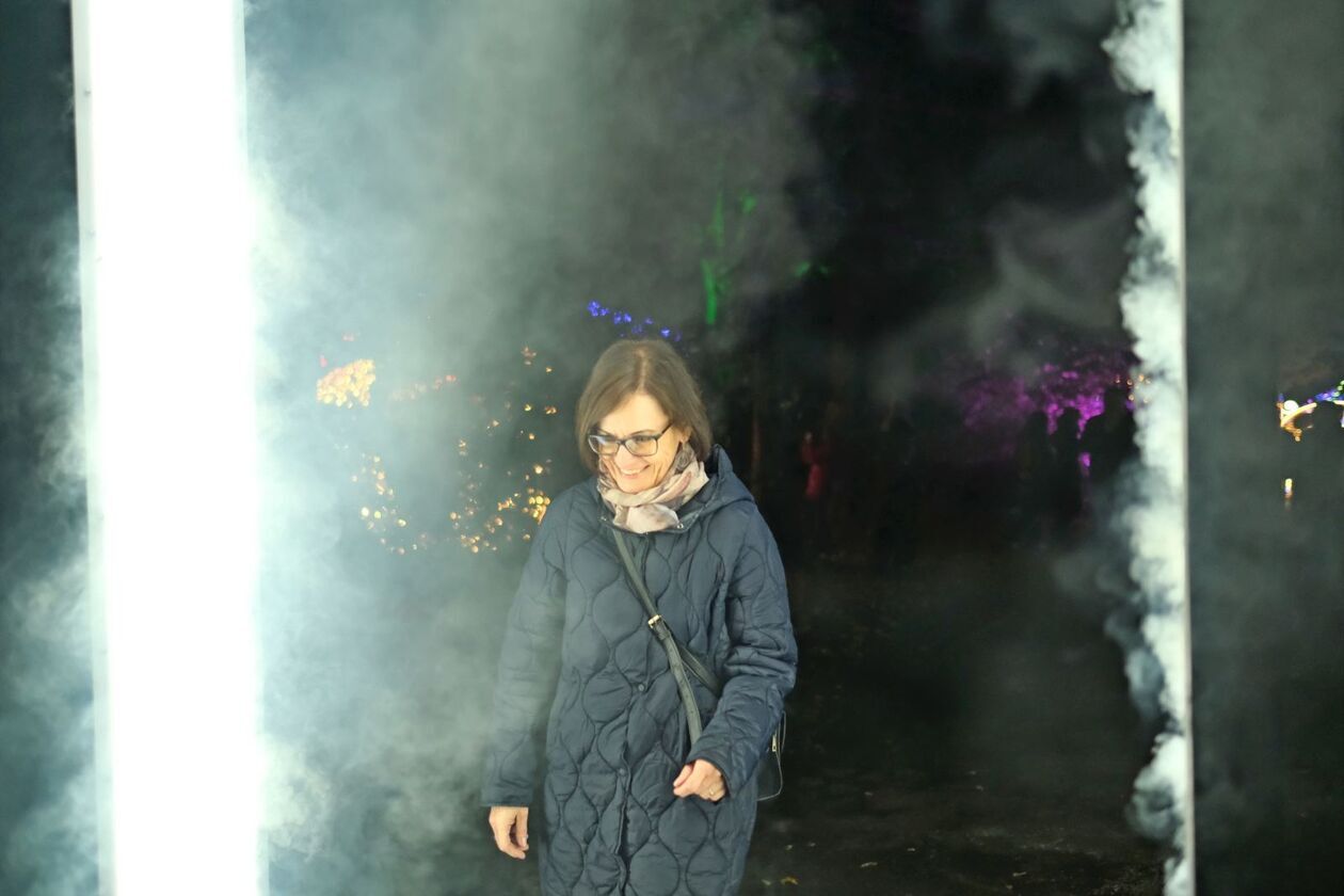  Alicja i biały królik biegają po Lumina Park (zdjęcie 15) - Autor: DW