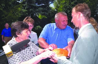 Chlebem i solą powitano w Bychawie rodzinę Sobolewskich, która do Polski przyjechała z Kazachstanu. 