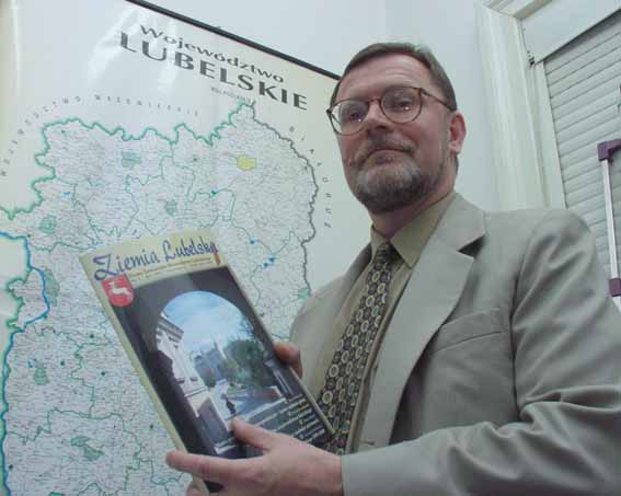 Andrzej Zdunek, redaktor naczelny "Ziemi Lubelskiej", prezentuje pierwszy numer kwartalnika (Macie