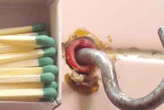 Michał wytrzymał chwilę, po czym opuścił się i  nadział na tkwiący w ścianie niewielki hak. Skutki o