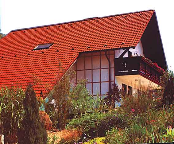 Dobrze ułożony dach z dachówki ceramicznej może nam służyć długie lata<br />
