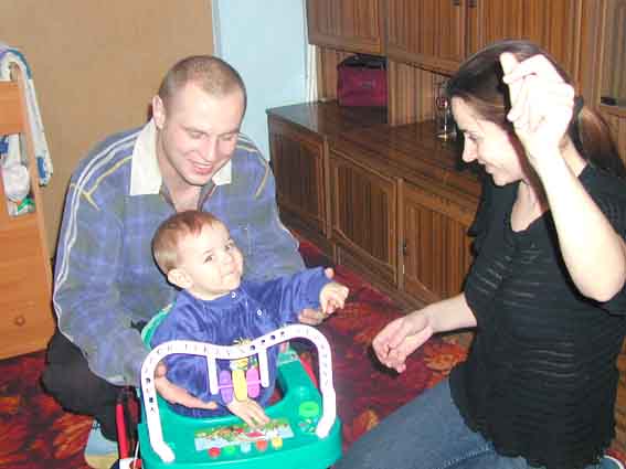 Irena Sztuń-Kwarciana (na zdjęciu z mężem Jackiem i ośmiomiesięcznym synkiem Oskarem) bez problemu <br />
