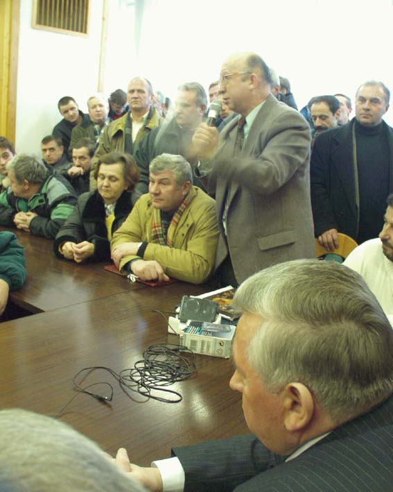 Andrzej Lepper (na pierwszym planie) razem z Jerzym T. <br />
(z mikrofonem) podczas spotkania w Daewoo